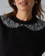 „Zebra”, czarny damski t-shirt z kołnierzykiem