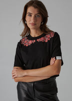 „Róże”, czarny damski t-shirt z kołnierzykiem