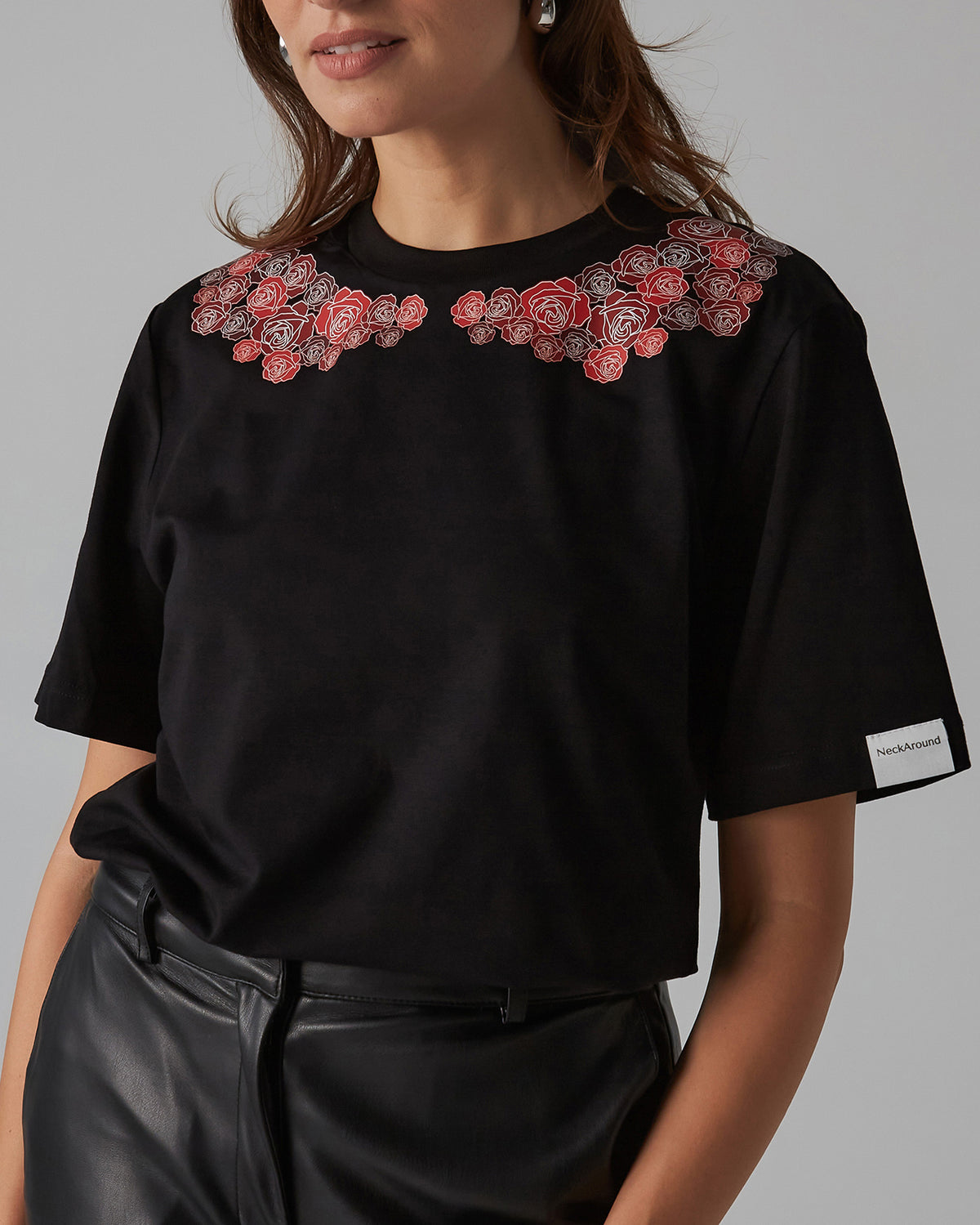 „Róże”, czarny damski t-shirt z kołnierzykiem