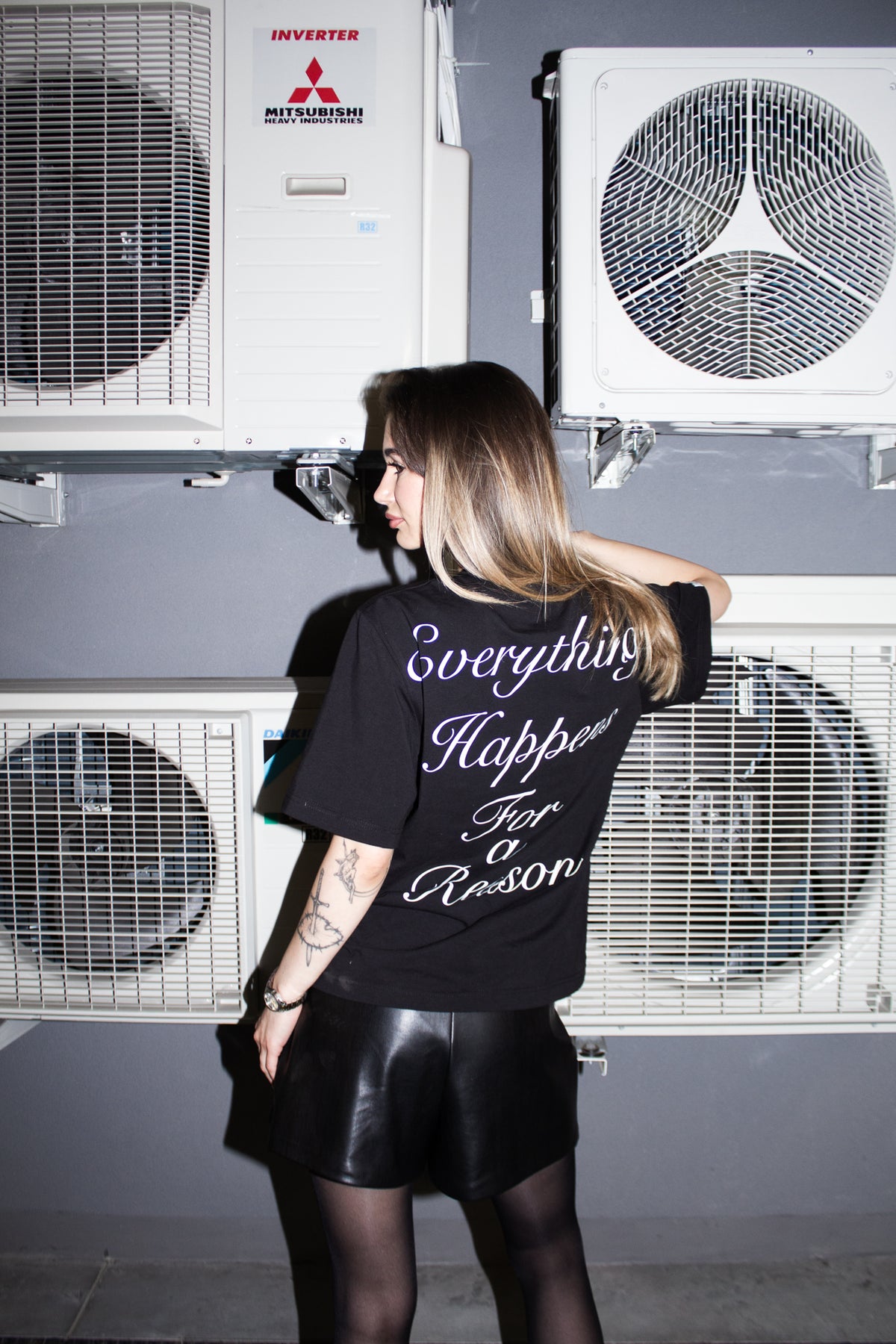 Czarny t-shirt z krótkim rękawem „Everything happens for a reason”
