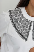 "ORNAMENTY", BIAŁY DAMSKI T-SHIRT Z KOŁNIERZYKIEM