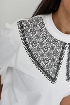 "ORNAMENTY", BIAŁY DAMSKI T-SHIRT Z KOŁNIERZYKIEM