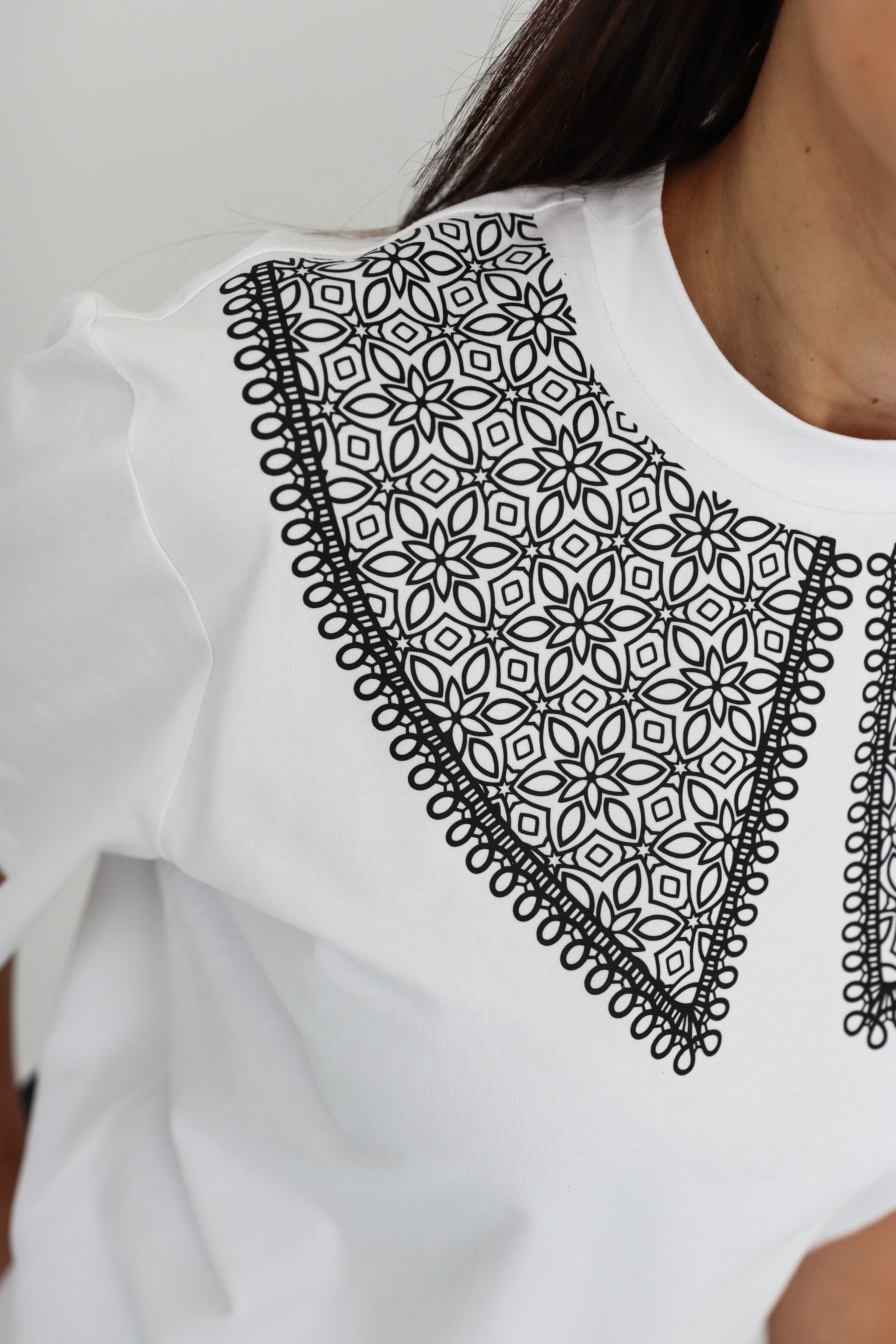 "ORNAMENTY", BIAŁY DAMSKI T-SHIRT Z KOŁNIERZYKIEM
