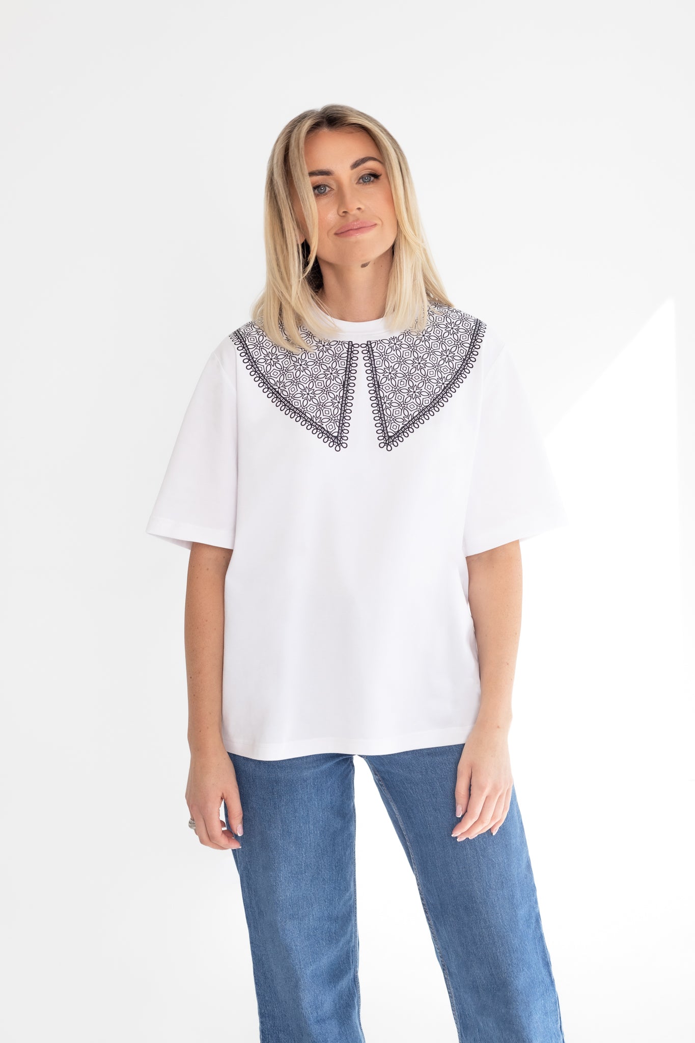 "ORNAMENTY", BIAŁY DAMSKI T-SHIRT Z KOŁNIERZYKIEM