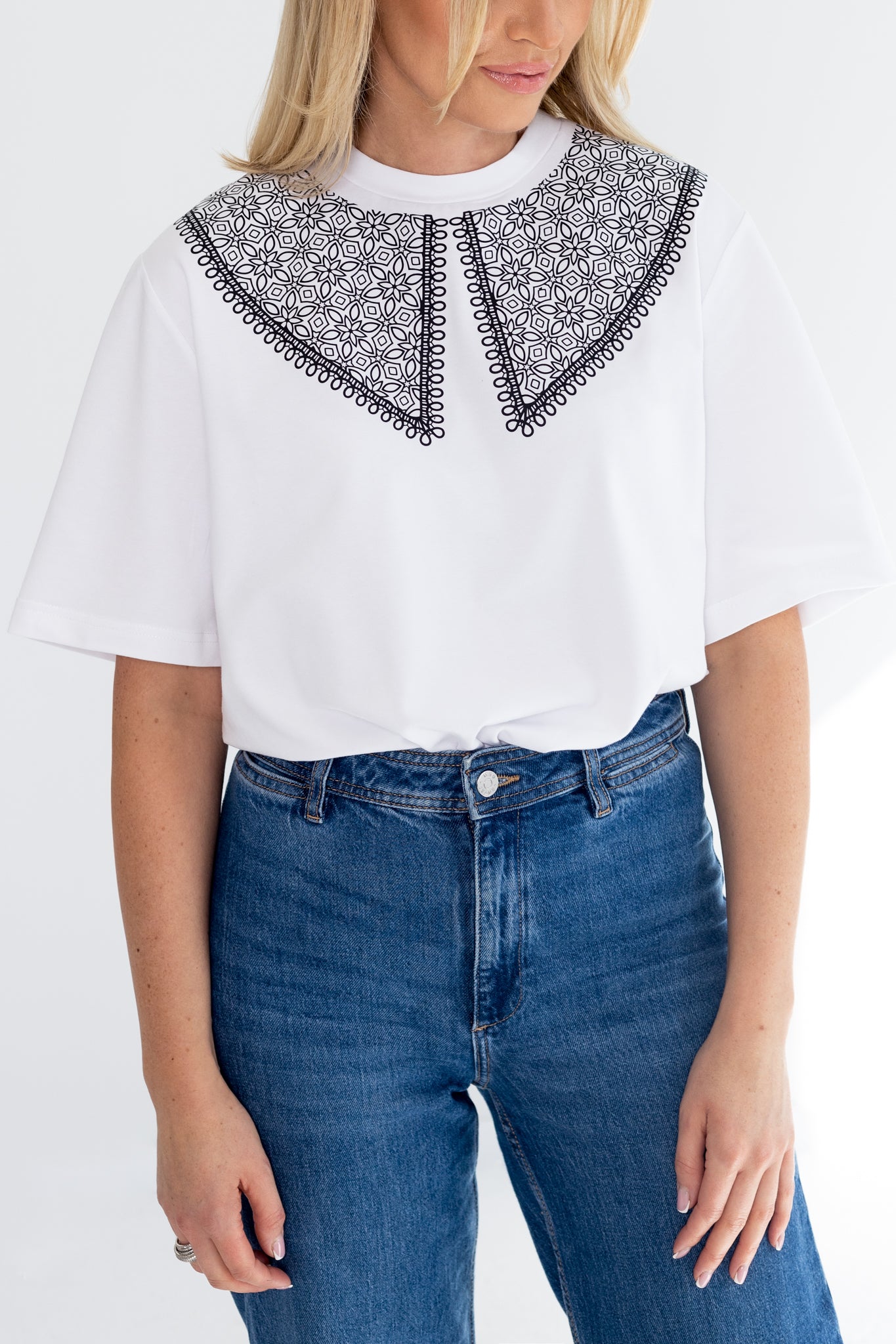 "ORNAMENTY", BIAŁY DAMSKI T-SHIRT Z KOŁNIERZYKIEM